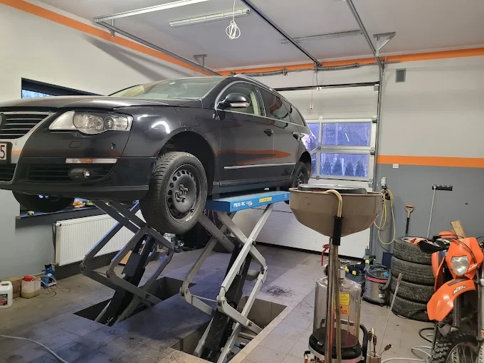 samochód na podnośniku w warsztacie mechanicznym VoWo Mechanika i Elektronika Międzyrzecz