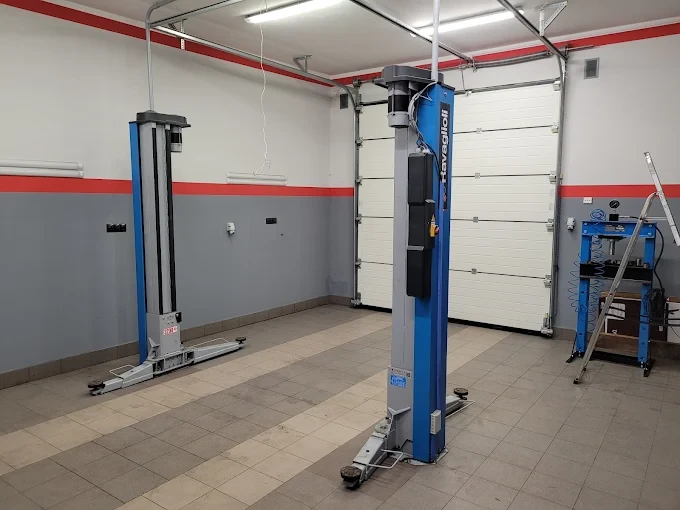 stanowisko serwisowe z podnośnikami w warsztacie samochodowym VoWo Mechanika i Elektronika Międzyrzecz