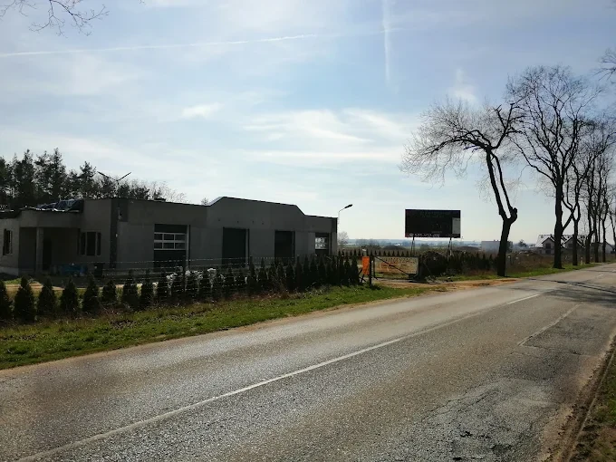 warsztat samochodowy VoWo Mechanika i Elektronika przy drodze w Międzyrzeczu widok z zewnątrz